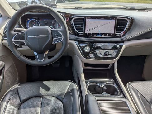 Used 2024 Chrysler Pacifica Limited image 24