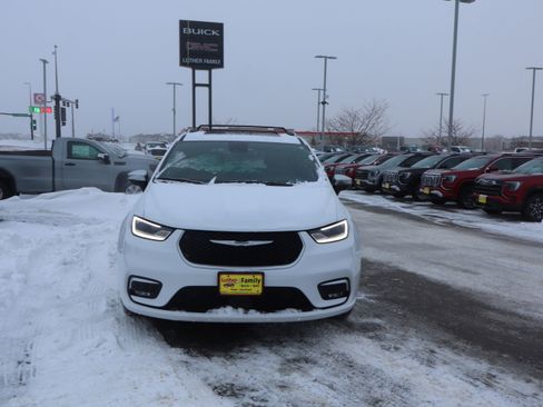 Used 2023 Chrysler Pacifica Pinnacle image 2