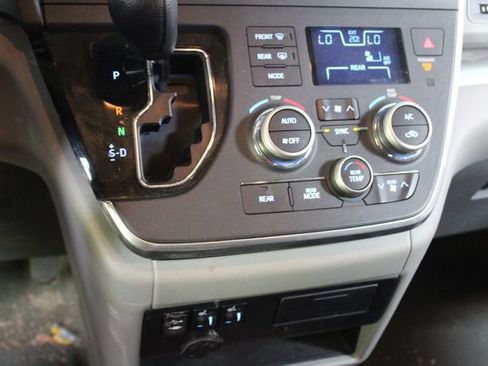 Used 2017 Toyota Sienna LE FWD image 18