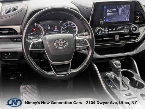 Used 2023 Toyota Highlander LE AWD/4WD image 4
