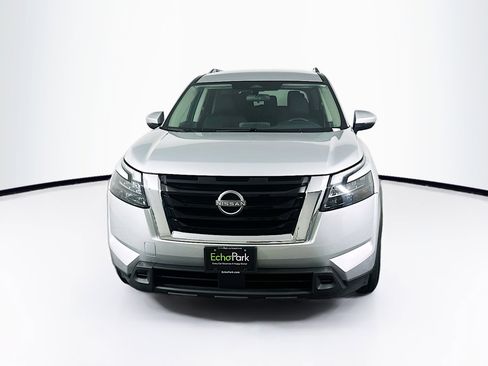Used 2025 Nissan Pathfinder SV FWD image 2