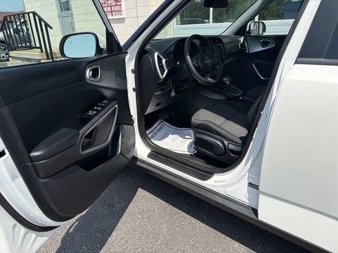 Used 2023 Kia Soul LX w/ LX Technology Package FWD image 12