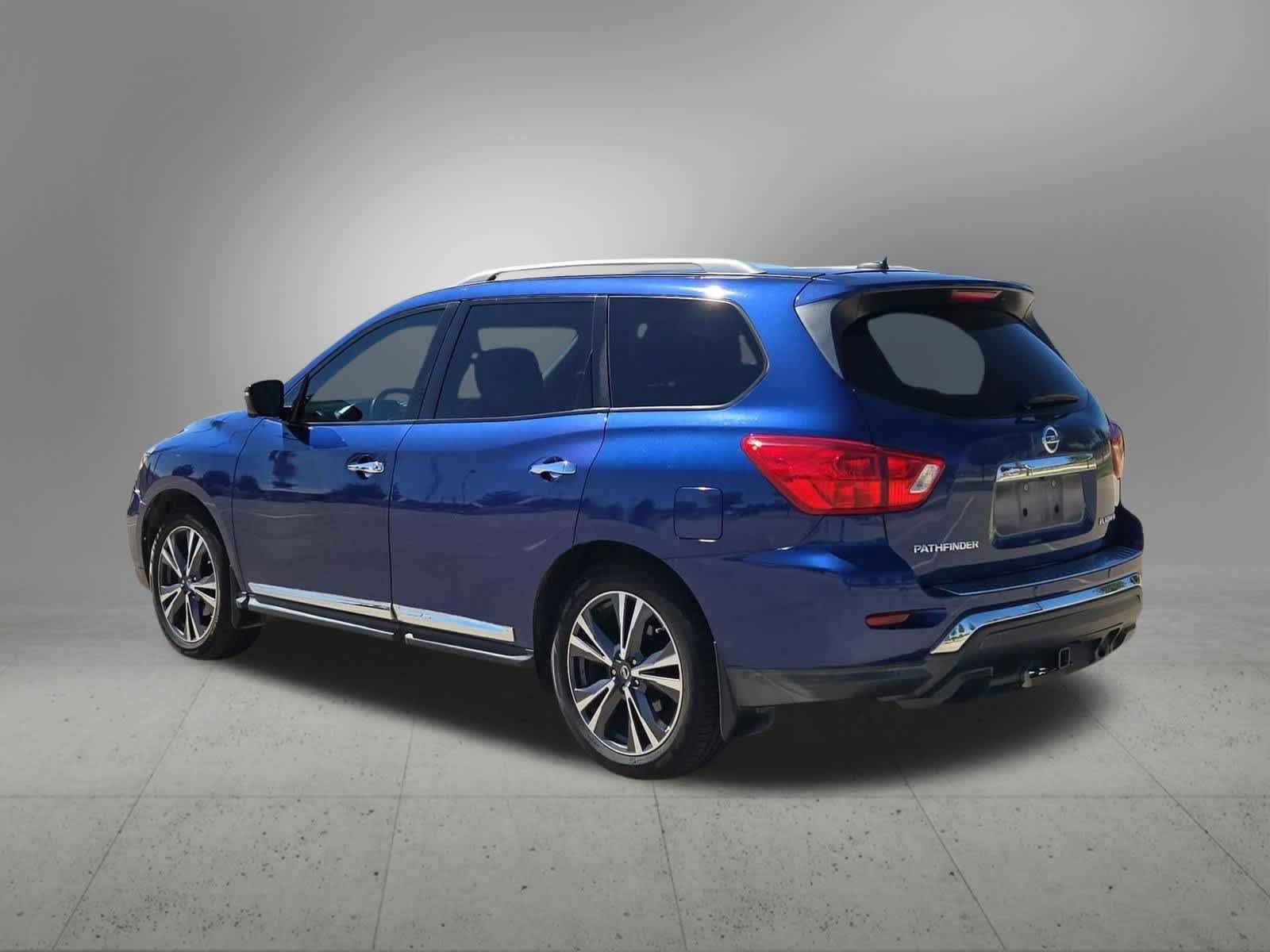 Used 2017 Nissan Pathfinder Platinum w/ Family Entertainment Package FWD image 4