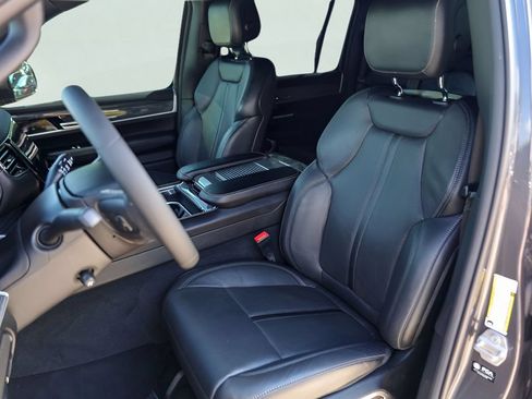 Used 2022 Jeep Wagoneer Series II RWD image 10