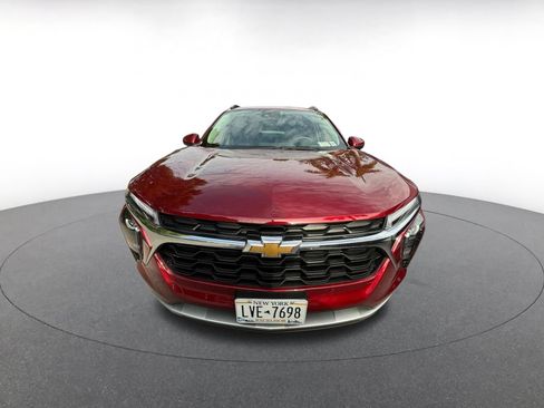 Used 2025 Chevrolet Trax LT w/ LT Convenience Package FWD image 4