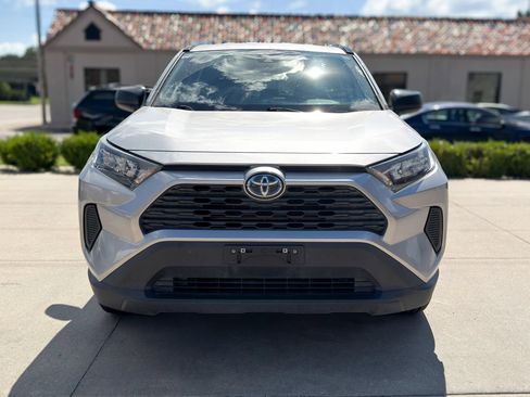 Used 2021 Toyota RAV4 LE AWD/4WD image 2