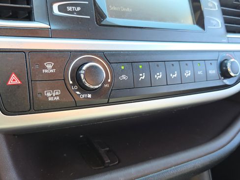 Used 2015 Toyota Highlander LE image 18