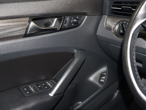 Used 2020 Volkswagen Passat 2.0T R-Line image 32