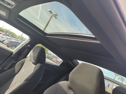 Used 2017 Hyundai Veloster Value Edition image 20