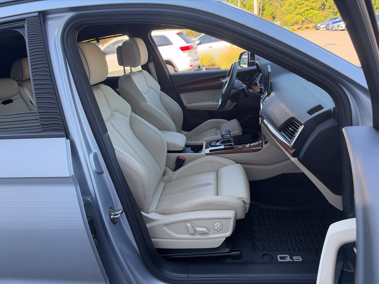 Used 2024 Audi Q5 e Premium Plus w/ Premium Plus Package AWD/4WD image 36