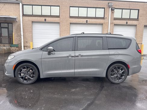 Used 2021 Chrysler Pacifica Touring-L w/ Uconnect Theater Family Group image 8