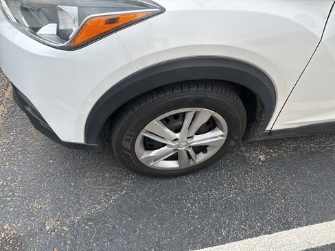 Used 2020 Nissan Kicks S image 2