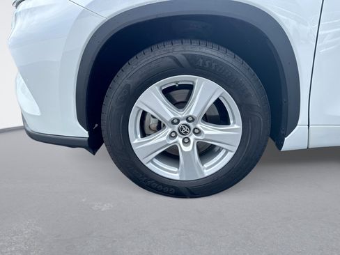 Used 2023 Toyota Highlander LE FWD image 11