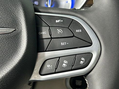 Used 2023 Chrysler Pacifica Limited FWD image 29