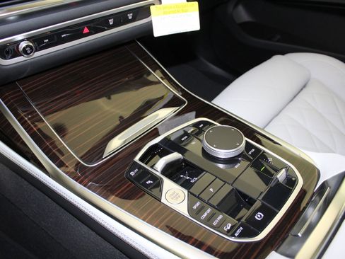 New 2026 BMW X7 xDrive40i w/ Premium Package image 16