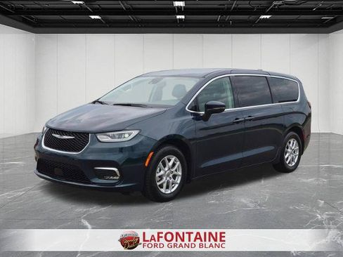 Used 2023 Chrysler Pacifica Touring-L FWD image 1