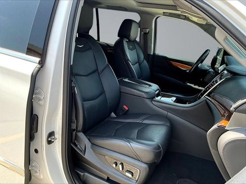 Used 2019 Cadillac Escalade Luxury w/ LPO, Radiant Package AWD/4WD image 32