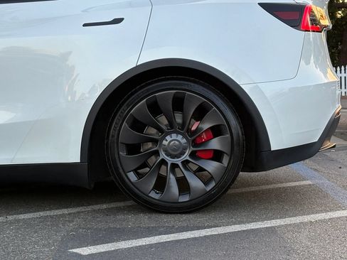Used 2023 Tesla Model Y Performance AWD/4WD image 27