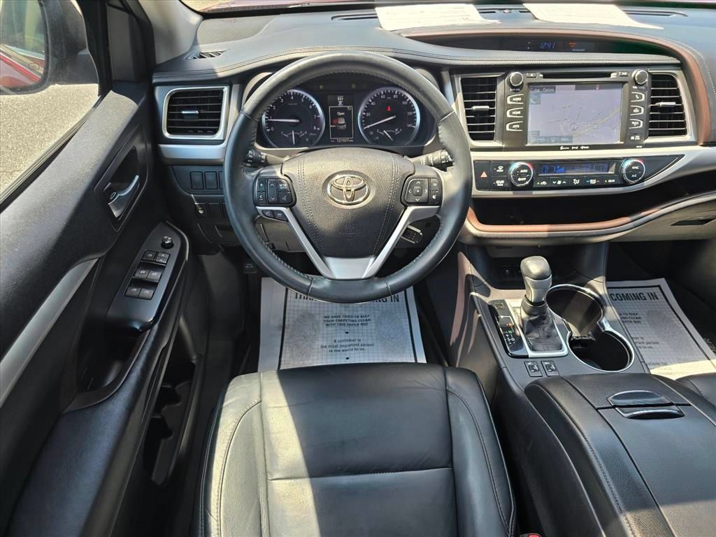 Used 2016 Toyota Highlander XLE AWD/4WD image 3