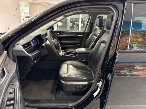 Used 2023 Jeep Grand Cherokee Limited w/ Black Appearance Package AWD/4WD image 28