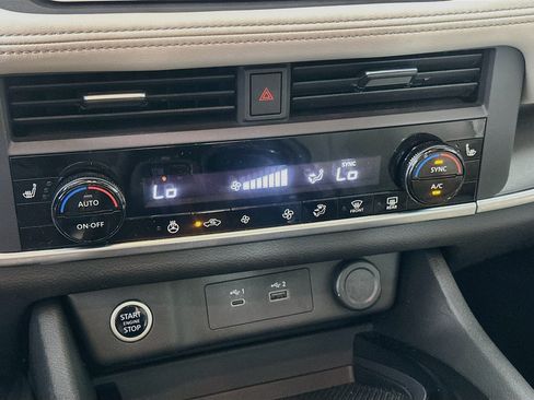 Used 2023 Nissan Rogue SV w/ SV Premium B Package FWD image 23