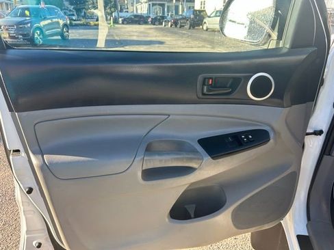 Used 2013 Toyota Tacoma Base image 12