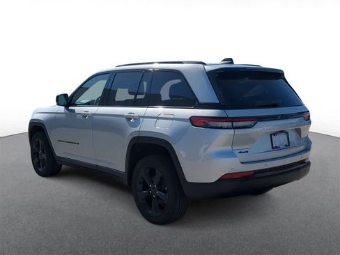 Used 2023 Jeep Grand Cherokee Altitude image 6