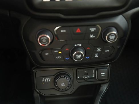Used 2023 Jeep Renegade Latitude AWD/4WD image 27
