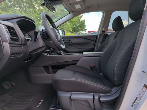 Used 2025 Nissan Rogue S AWD/4WD image 11