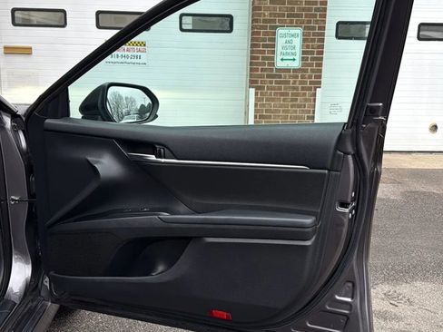 Used 2020 Toyota Camry LE image 11