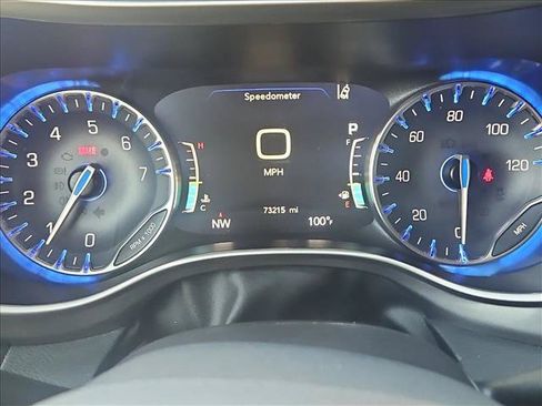 Used 2023 Chrysler Pacifica Touring-L FWD image 11
