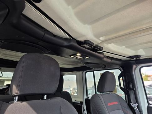 Used 2023 Jeep Wrangler Unlimited Rubicon AWD/4WD image 11