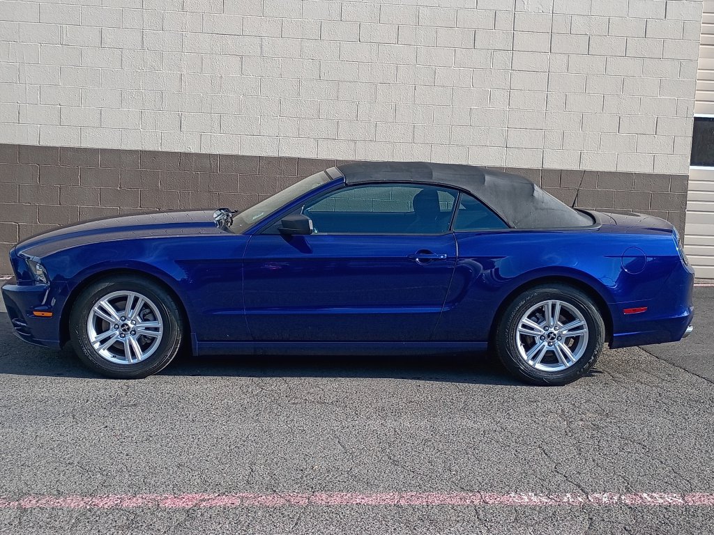 Used 2013 Ford Mustang Convertible RWD image 9