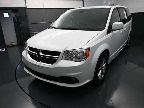 Used 2019 Dodge Grand Caravan SXT FWD image 2