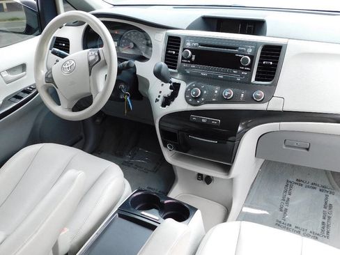 Used 2011 Toyota Sienna LE image 22
