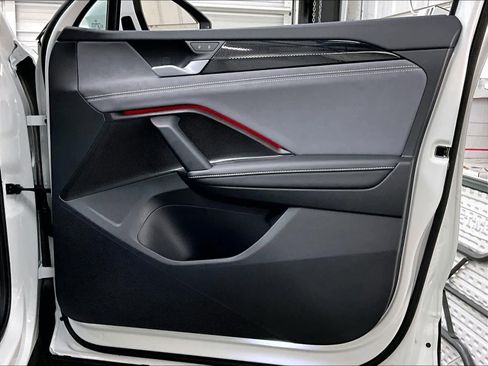 Used 2025 Volkswagen Tiguan SE image 26