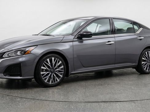 Used 2025 Nissan Altima 2.5 SV FWD image 3