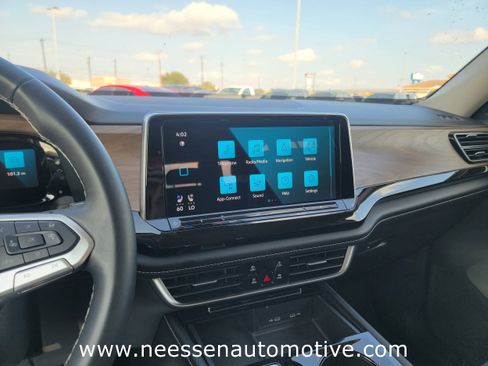 Used 2024 Volkswagen Atlas SE image 23