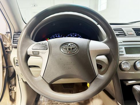 Used 2011 Toyota Camry LE image 10