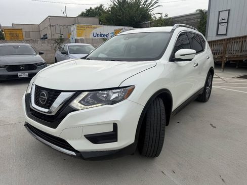 Used 2019 Nissan Rogue SV w/ Premium Package FWD image 2