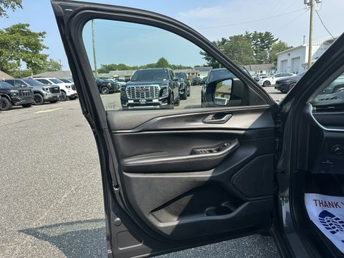 Used 2023 Jeep Grand Cherokee Laredo AWD/4WD image 12
