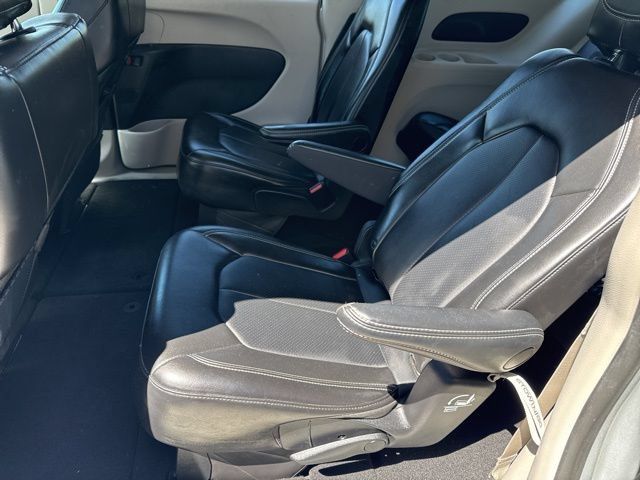 Used 2024 Chrysler Pacifica Touring-L FWD image 19