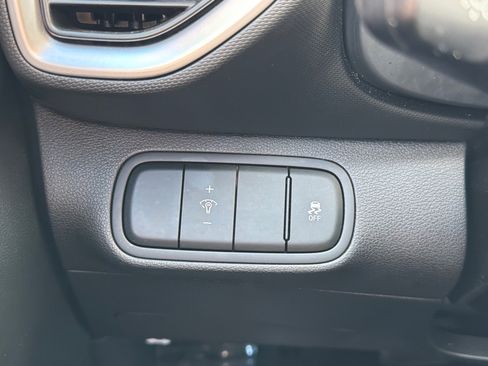 Used 2025 Hyundai Venue SEL image 16