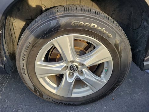 Used 2021 Toyota Highlander LE image 6