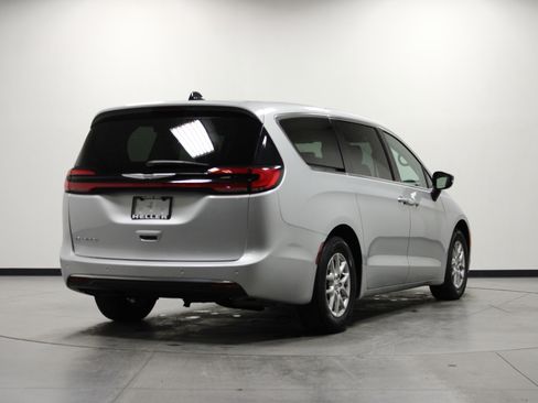 Used 2024 Chrysler Pacifica Touring-L image 4