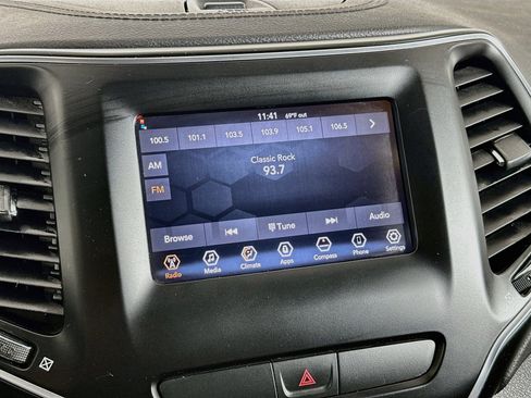 Used 2019 Jeep Cherokee Latitude w/ Popular Appearance Group FWD image 19