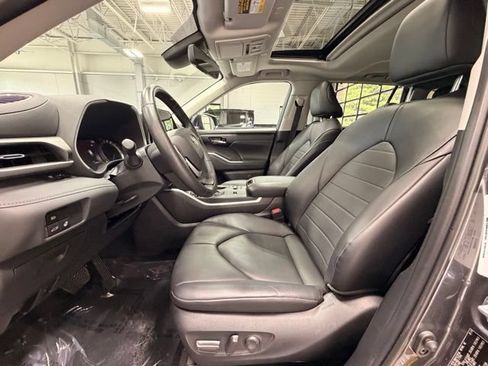 Used 2024 Toyota Highlander XLE AWD/4WD image 22