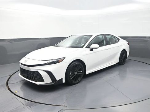 Used 2026 Toyota Camry SE FWD image 3