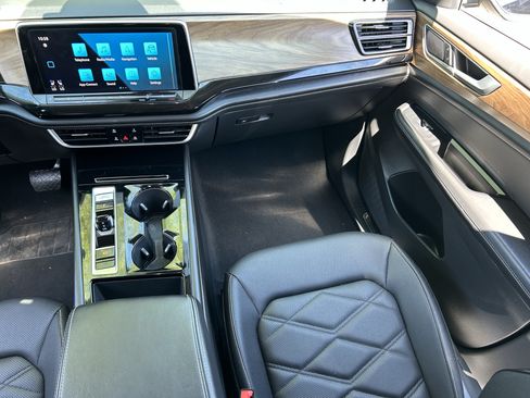 Certified 2025 Volkswagen Atlas SE FWD image 14