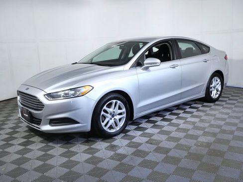 Used 2016 Ford Fusion SE FWD image 5